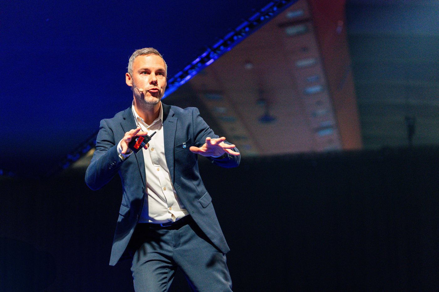 AI als volwaardige collega, kan dit al? “Benut kansen die bleven liggen door personeelstekort; dat is innovatie die verder gaat dan louter tijd of geld besparen.”