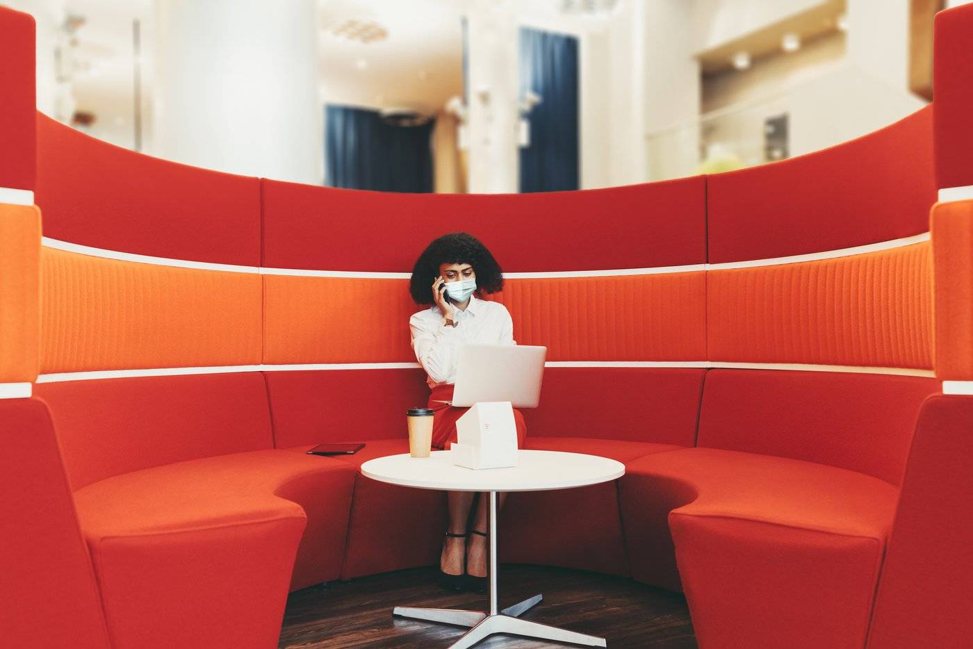 Als we het fysieke kantoor herbekijken, moeten we ook de connectiviteitsbehoeftes onder de loep nemen