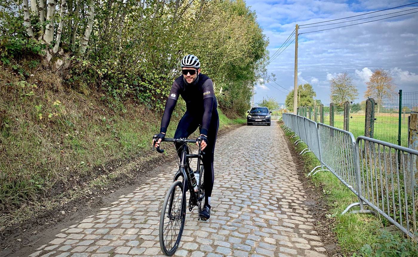 Tomas Van Den Spiegel over het leiden van een peloton in stormweer: “Oogkleppen en tunnelvisie zijn de grootste vijanden die een organisatie vandaag kan hebben”