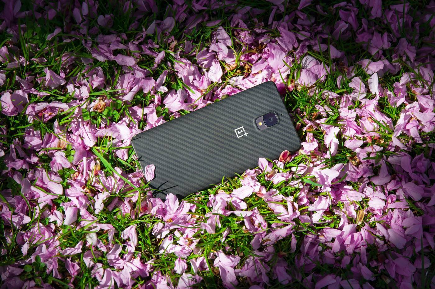 De OnePlus One: Perfecte Eerste Indruk van een strakke Onbekende