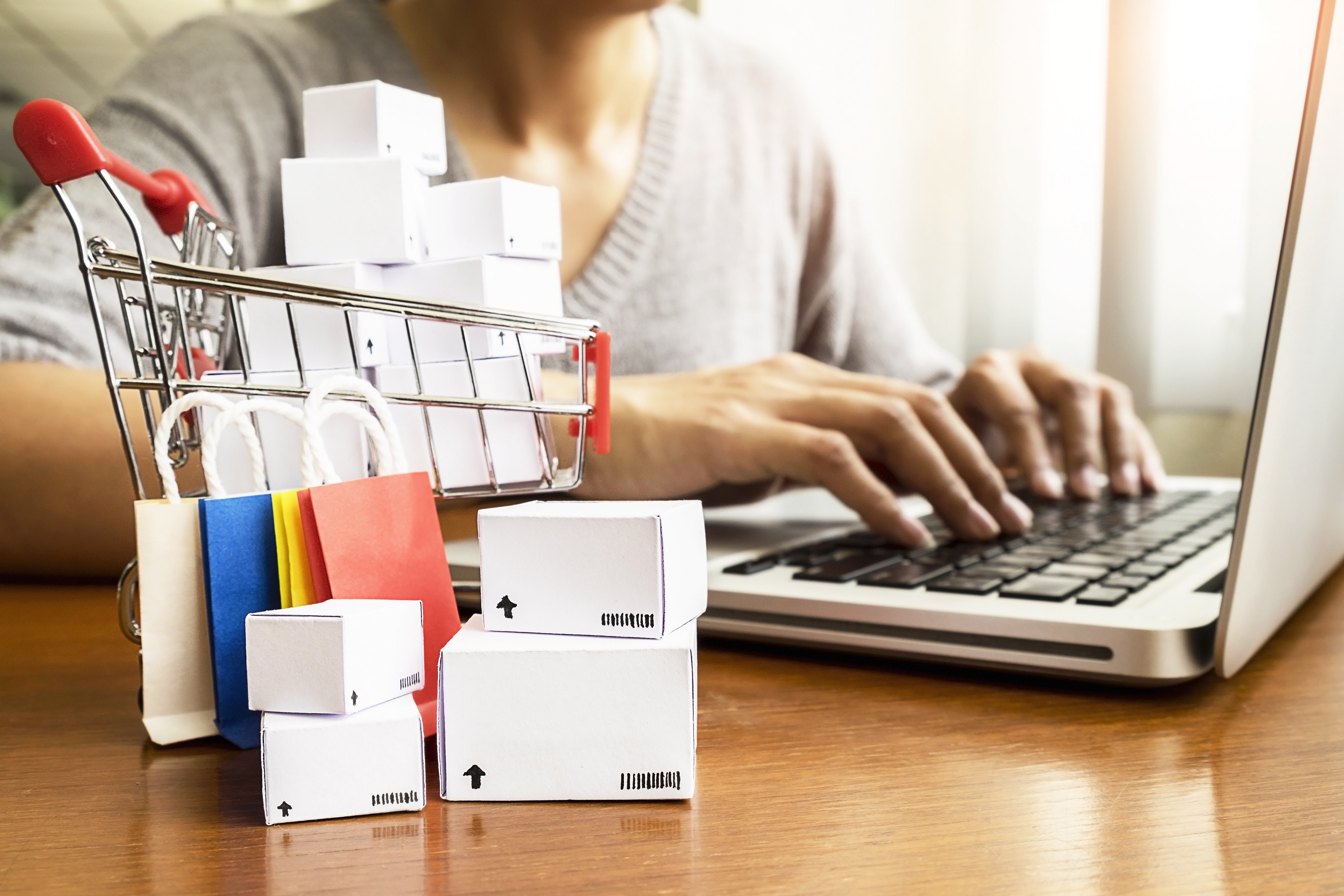 Сила покупателя вектор иллюстрация. Make a purchase. Разные товары. Покупатель с тележкой. Покупки в сети интернет.