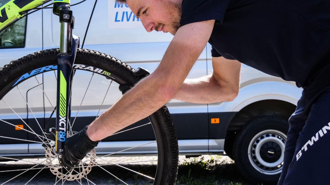 Decathlon en Touring gaan samen fietsen herstellen aan huis