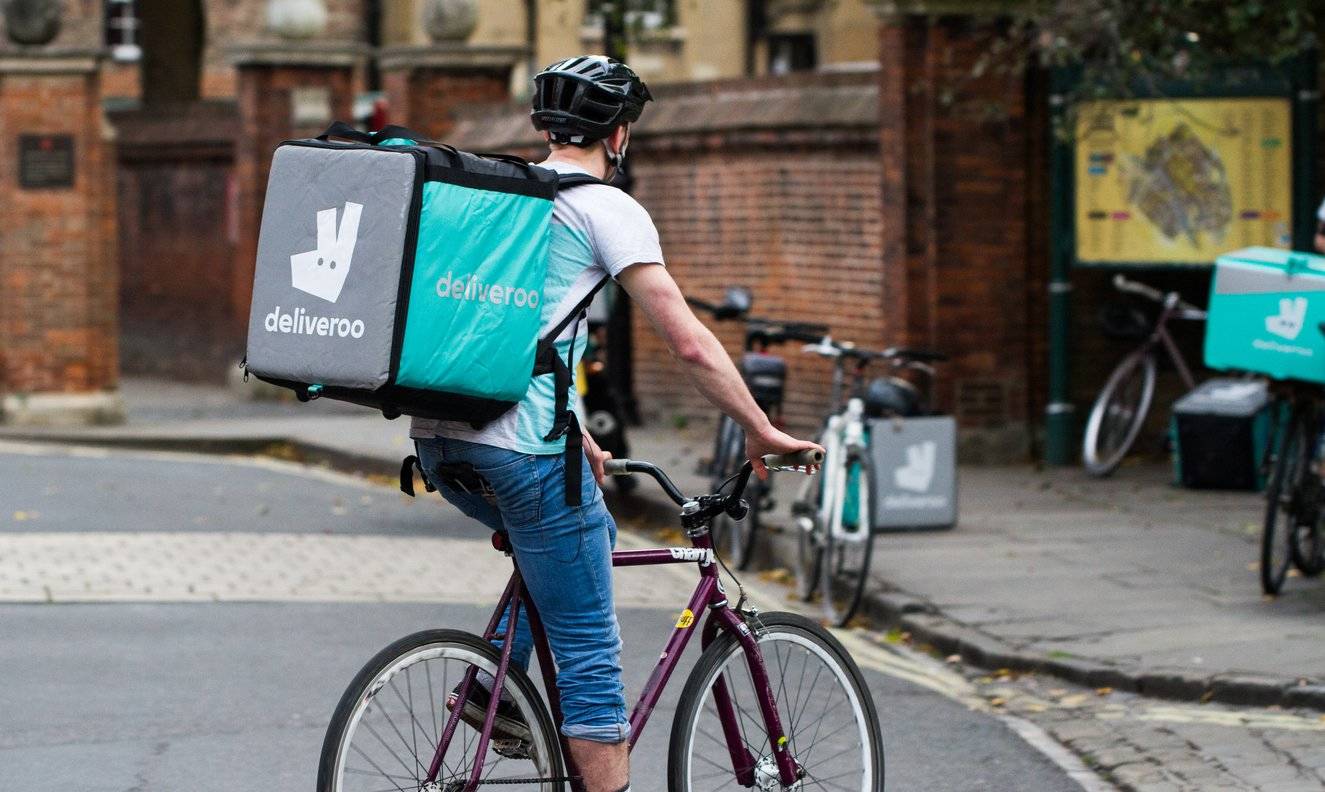 Deliveroo wint Nederlandse rechtszaak. Dit zijn de gevolgen voor de koeriers: