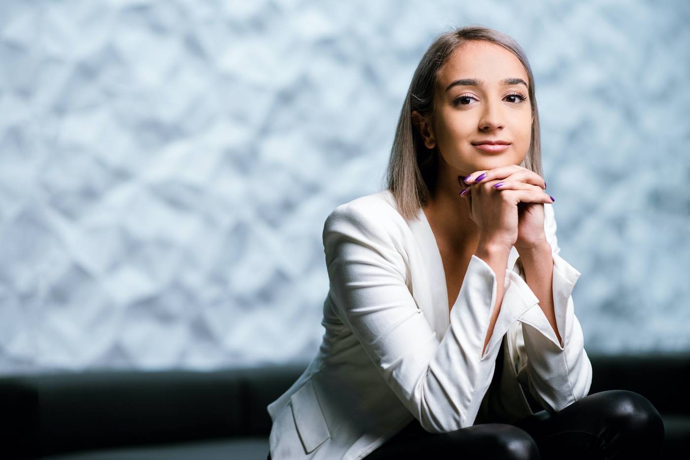 Deze 25-jarige Iraanse bouwt aan het onderwijs van de toekomst: “Niet het gebrek aan tech, maar het verouderde curriculum zorgt ervoor dat de mens perfect vervangbaar wordt”