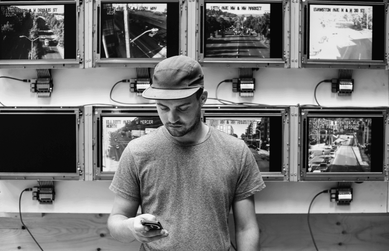 Deze Belg reist de wereld rond met zijn digitale kunst: 'Ik besef dat ik vaak de grens aftast, maar zo laat je mensen nadenken'