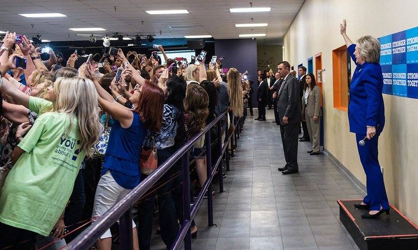 Deze foto toont dat er iets vreemd aan de hand is met de digitale generatie: