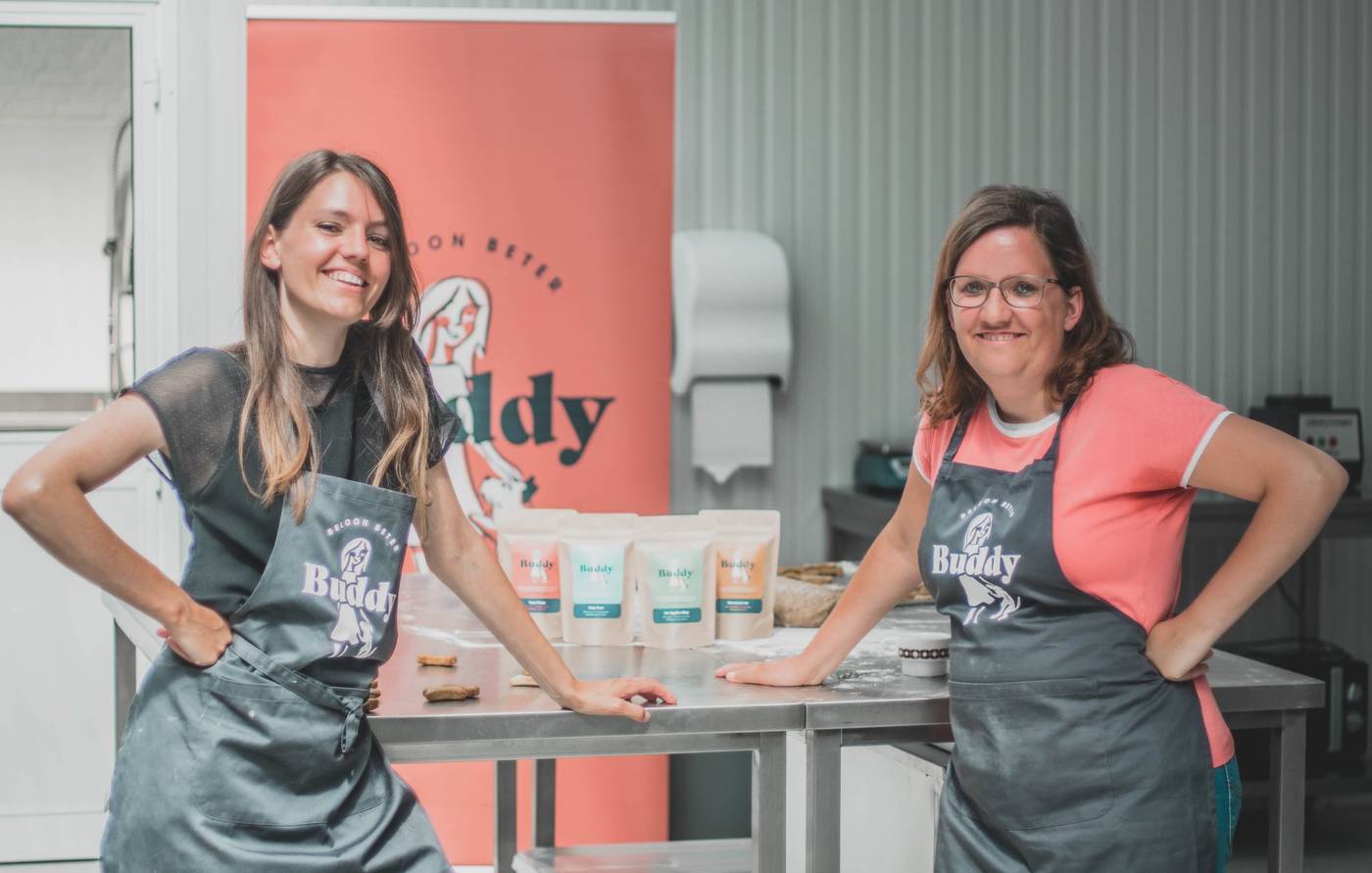 Dit inclusief petfood merk zet zich in voor dier én mens: “Met onze koekjes beloon je je hond, maar ook de persoon met een beperking die ze maakt”