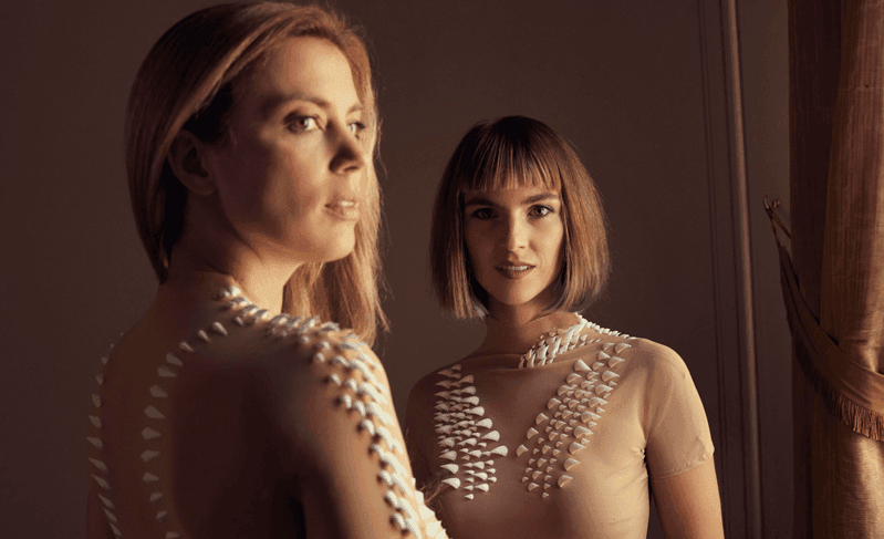 Fashiontech designer Jasna Rok en sopraan Elise Caluwaerts pionieren in emotie empowerment: “Veel naakter kan je niet op een podium staan”