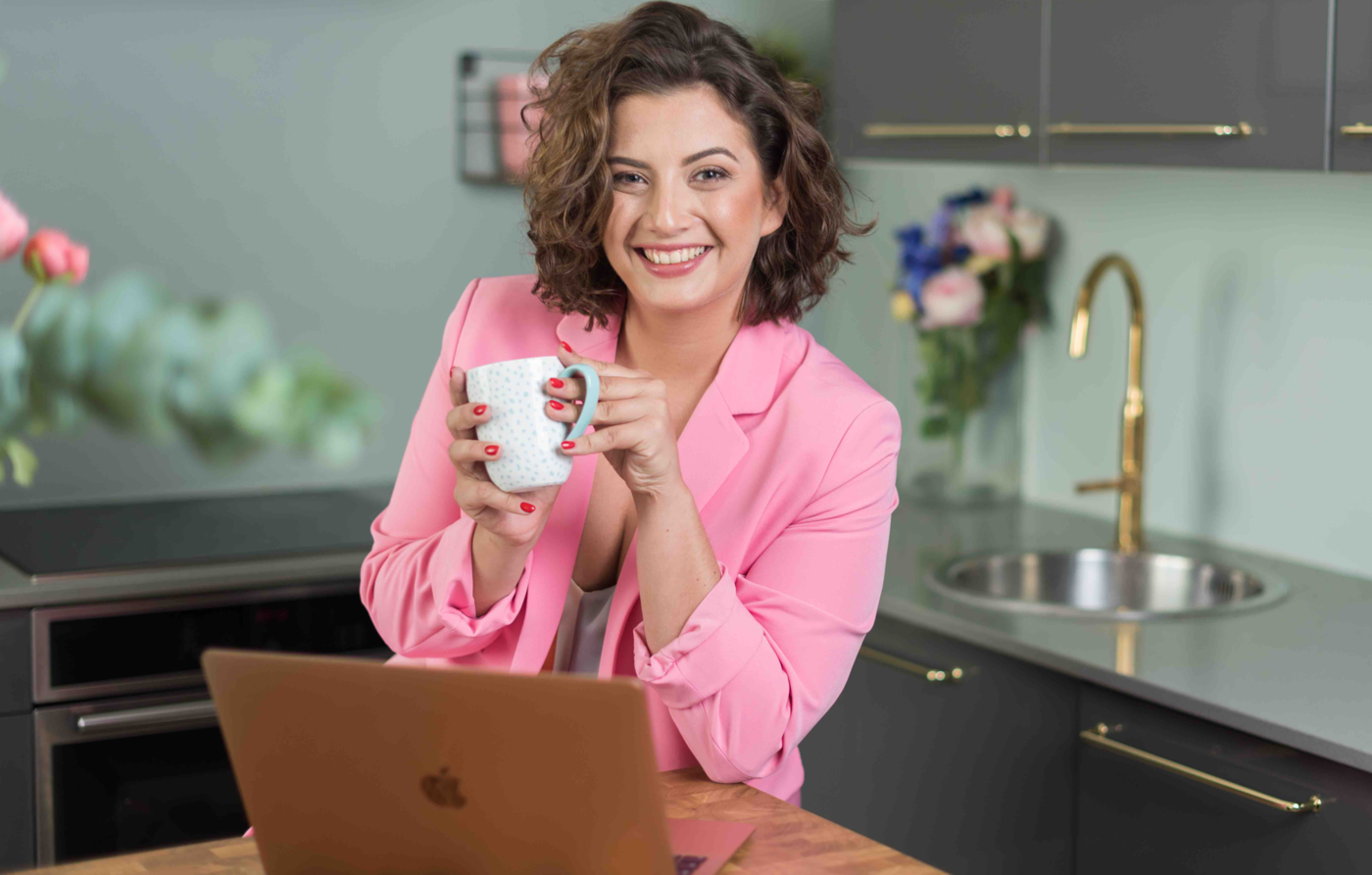 Hoe Amy Vandeputte (27) andere ondernemers naar ‘business freedom’ coacht: “Te veel mensen werken in hun bedrijf in plaats van aan hun bedrijf”