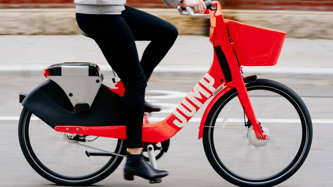 In de marge: Elektrische deelfietsen van Uber kleuren nu ook het Brusselse straatbeeld