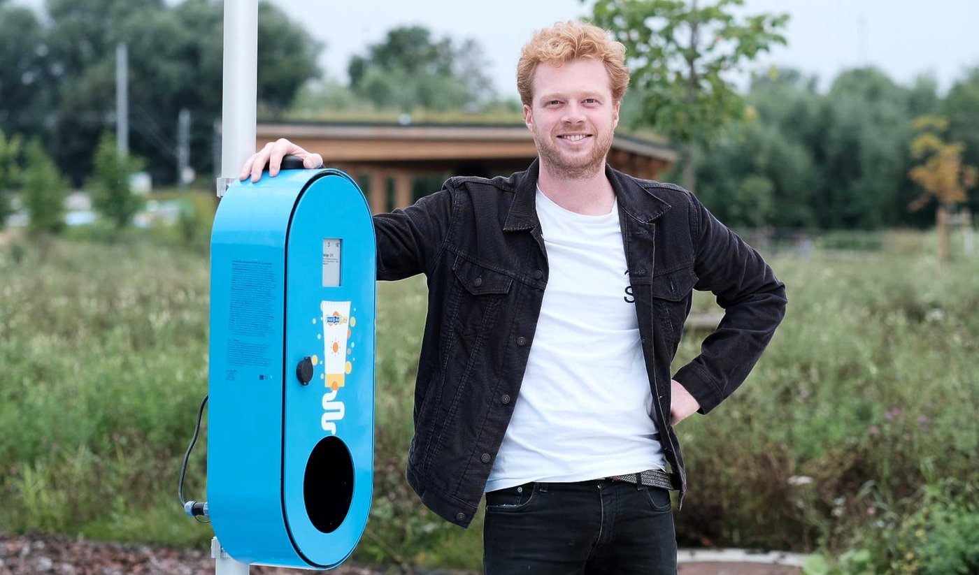 Kortrijkse start-up strijkt neer in Italië met slimme zonnecrème dispenser: “Onze impact wordt zoveel groter als we ook het buitenland bereiken”