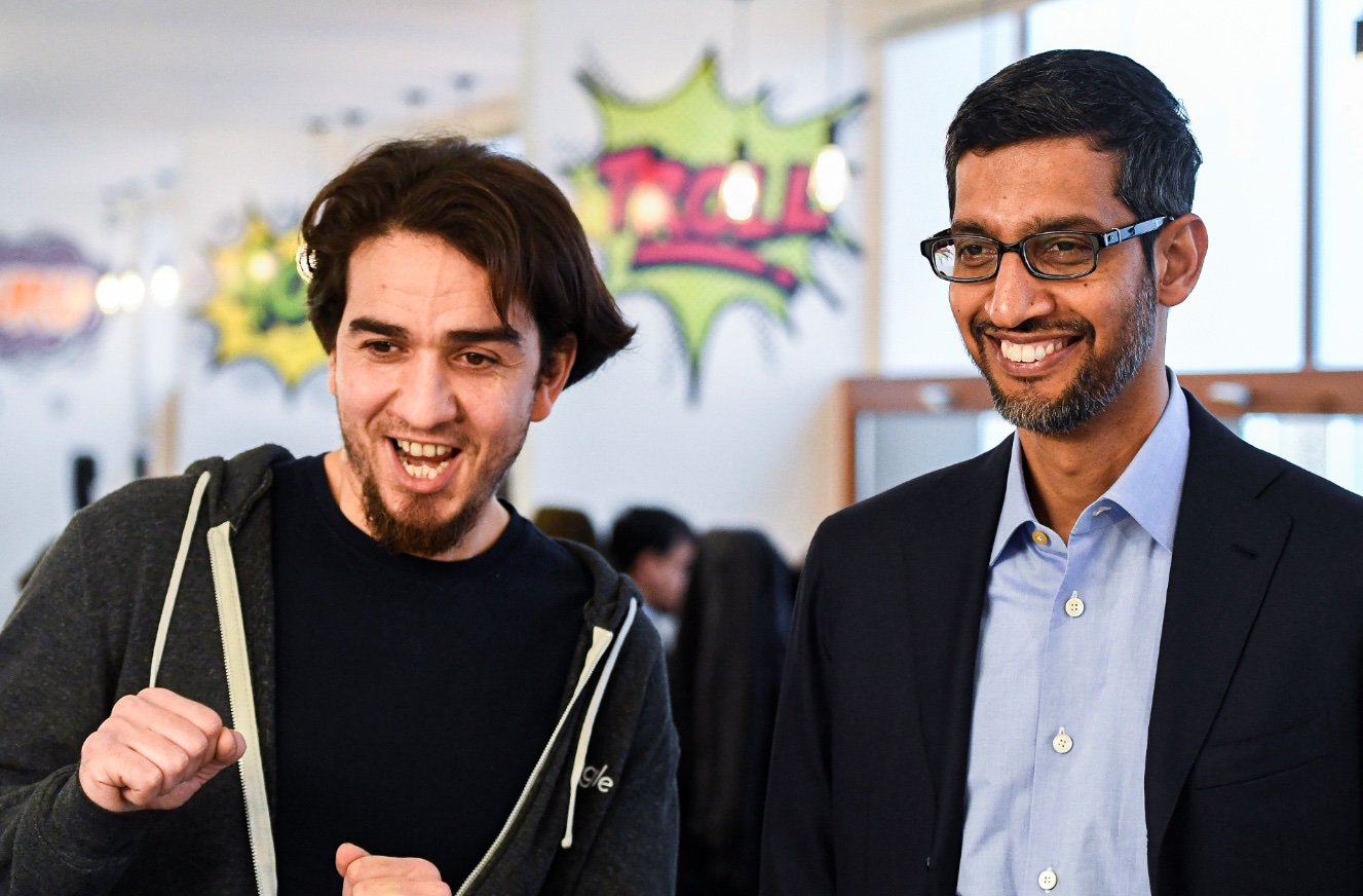 Molengeek-founder Ibrahim Ouassari: “Ik ga niet mezelf maar wel Proximus veranderen. Wie weet, komt de hele board binnenkort in hoodie vergaderen”