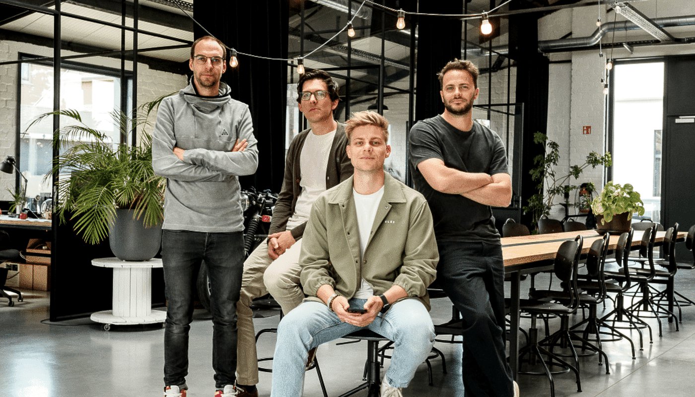 Social mediabureau More en branding agency Maneuver slaan handen in elkaar