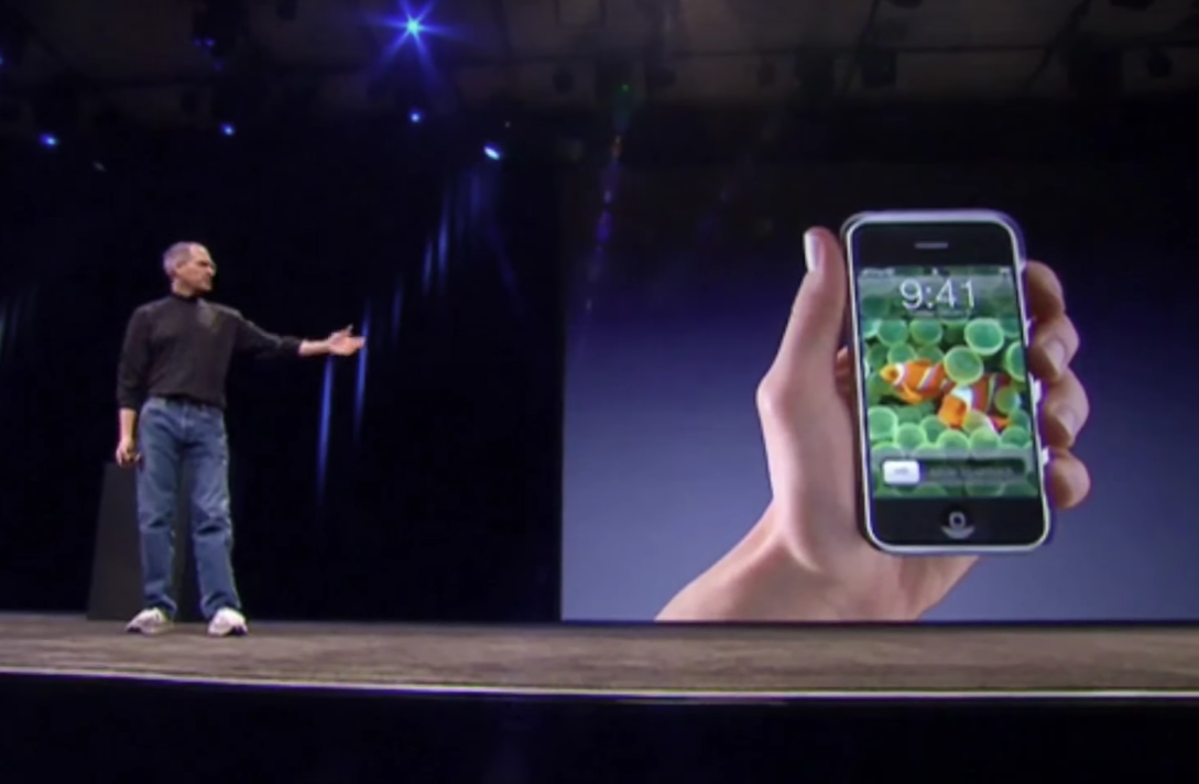 Tien jaar geleden stelde Steve Jobs de allereerste iPhone voor. Herbeleef het moment: