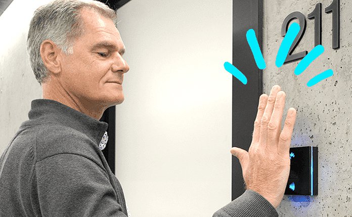 Twee specialisten in contactloze handpalmbetaling slaan handen in elkaar