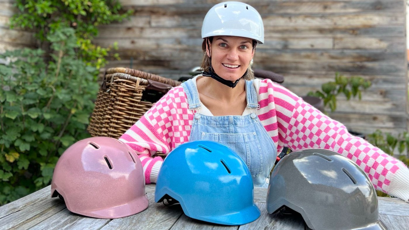 Vlaamse onderneemster fietst zich in de kijker met 360° reflecterende helm