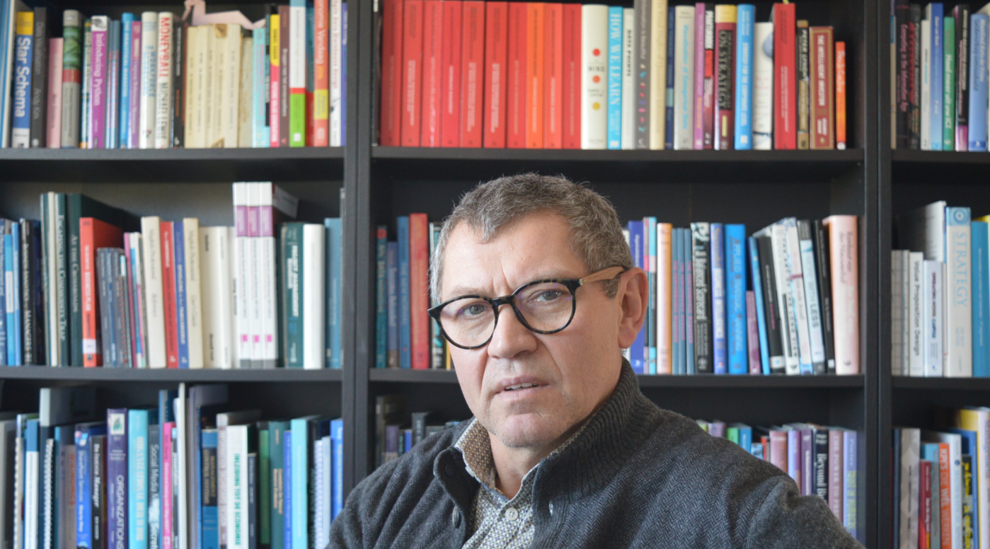 Waarom we gefundeerde besluitvorming beter niet volledig overlaten aan algoritmes: “Data driven betekent vaak schieten en je achteraf afvragen of je wel geschoten moest hebben”