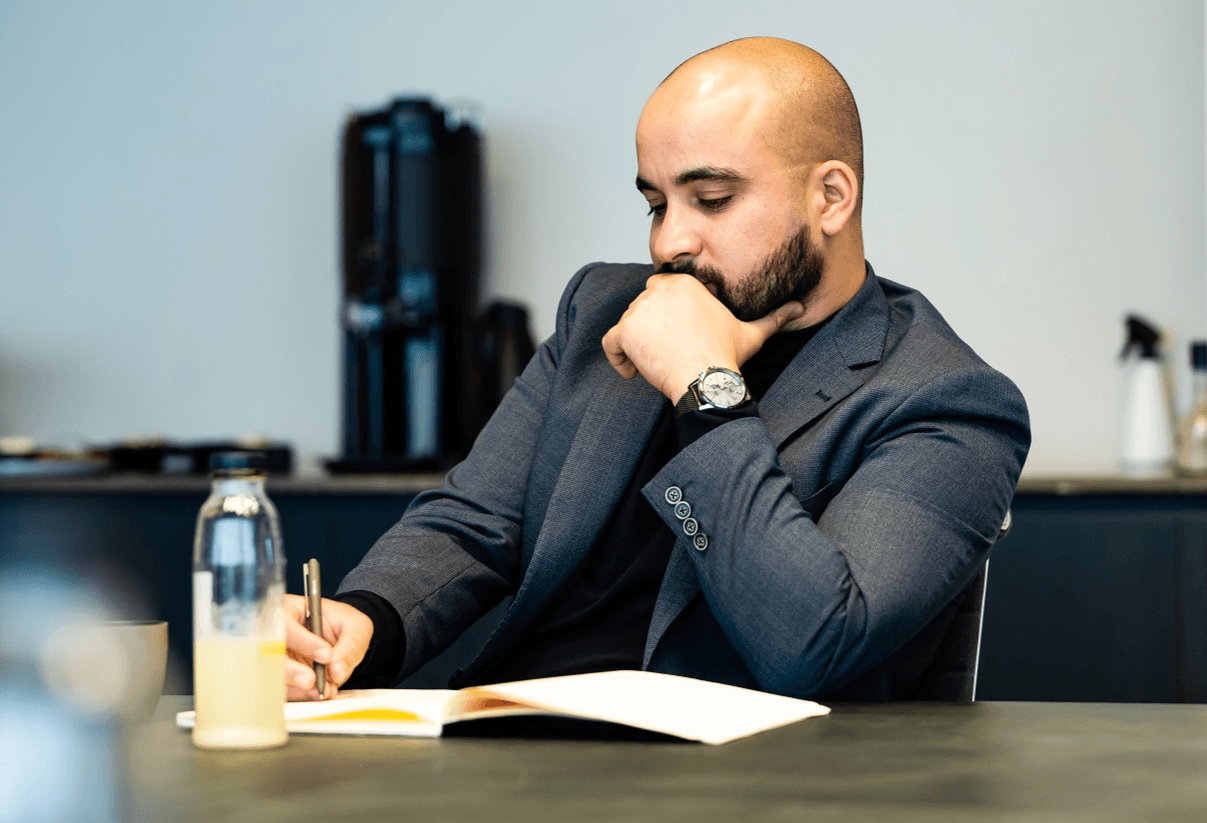 Youssef Kobo: “Uit comfortabele situaties blijf ik liever weg, want die maken je lui. Laat mij maar met de rug tegen de muur het gevecht aangaan”